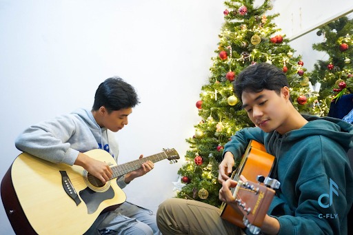Học lớp guitar có nhóm tối đa 5 người để đạt hiệu quả nhất