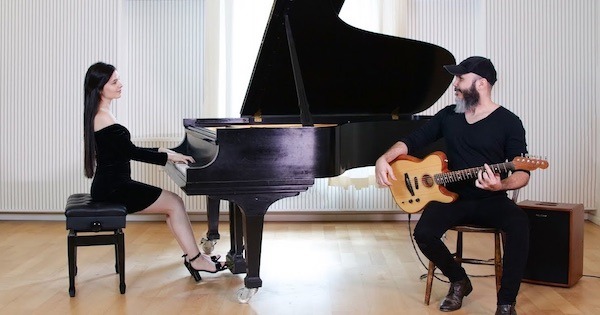 Học guitar hay Piano dễ hơn