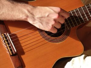 Đàn guitar bị đứt dây do sử dụng không đúng cách 