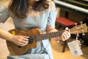 Cách chơi ukulele cho người thuận tay trái