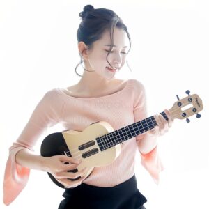 Cầm đàn ukulele khi đứng đúng cách