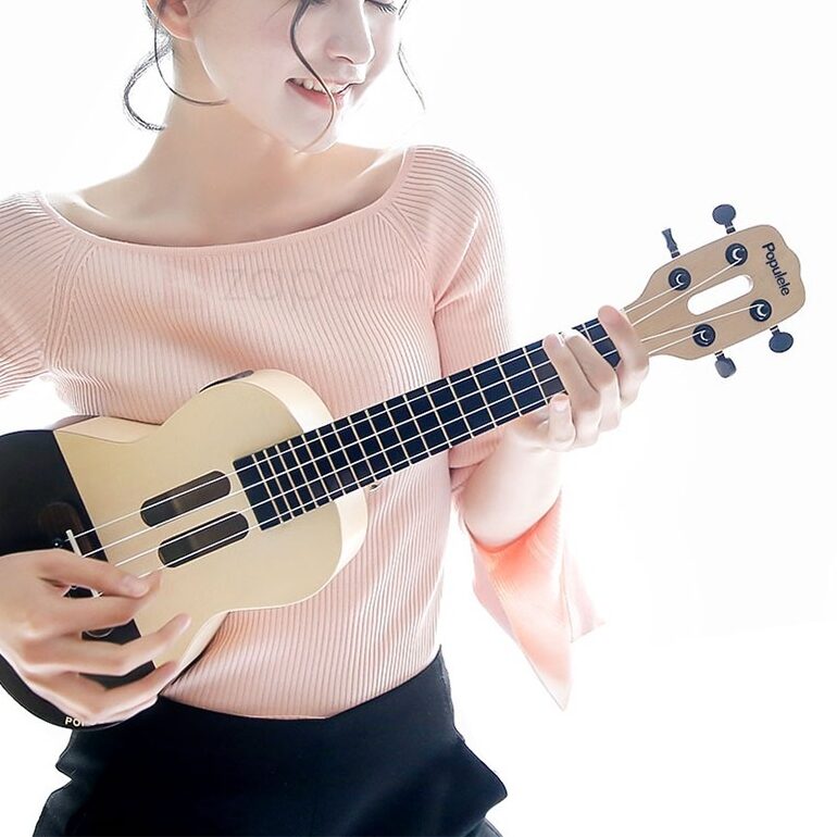 Cầm đàn ukulele khi đứng đúng cách