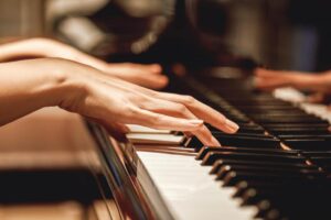 Rải hợp âm (Arpeggio) là một kỹ thuật chơi piano quan trọng
