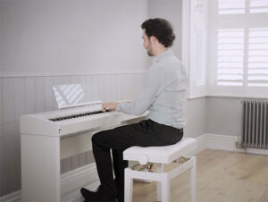 Tư thế đúng khi ngồi đánh đàn piano