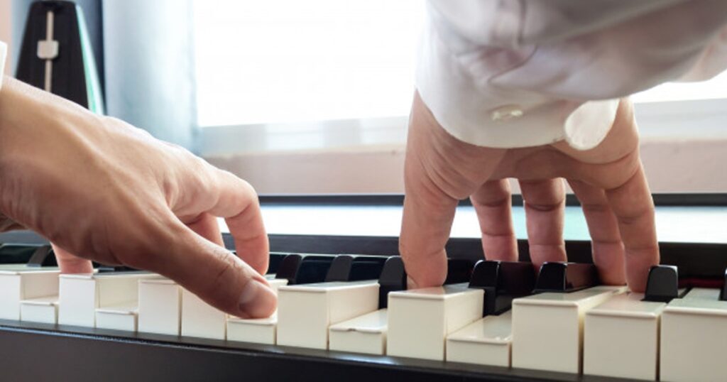 Các lỗi thường gặp khi để tay lên phím đàn Piano
