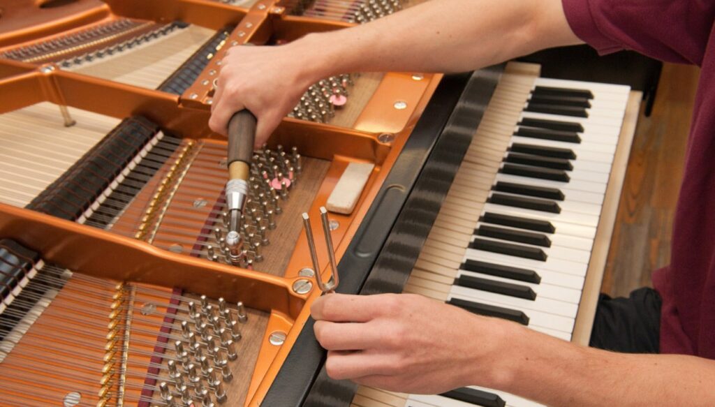 Tự lên dây đàn Piano