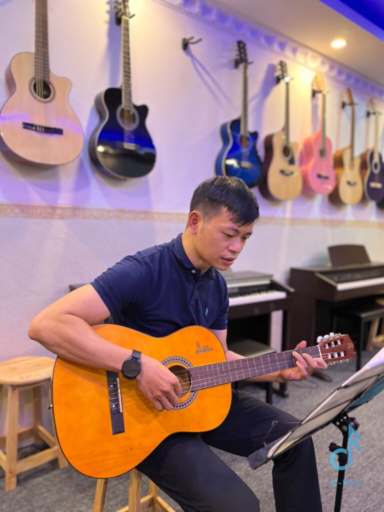 C-FLY MUSIC chuyên cung cấp các khóa học Guitar chất lượng