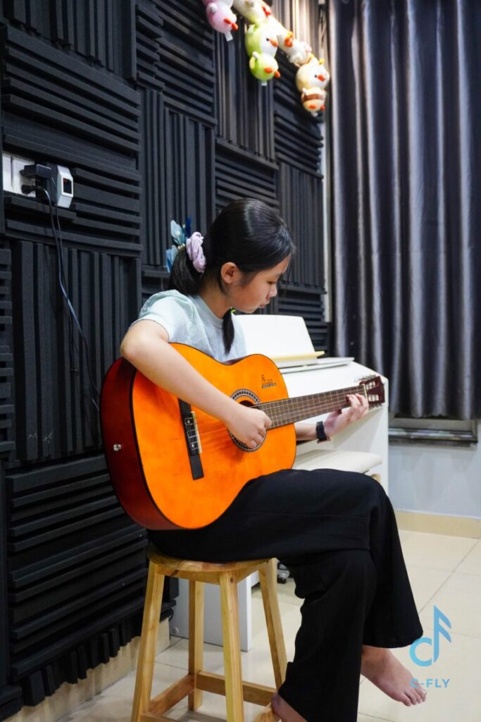 Hướng dẫn đệm guitar điệu bolero tại trung tâm C-FLY MUSIC 