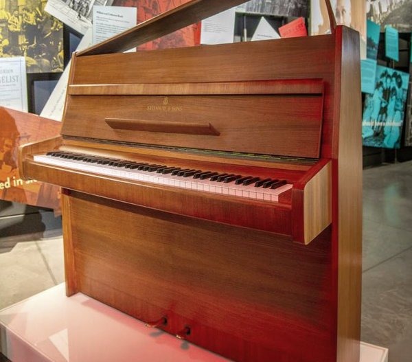 John Lennon’s Steinway Model Z - đàn piano đắt nhất thế giới