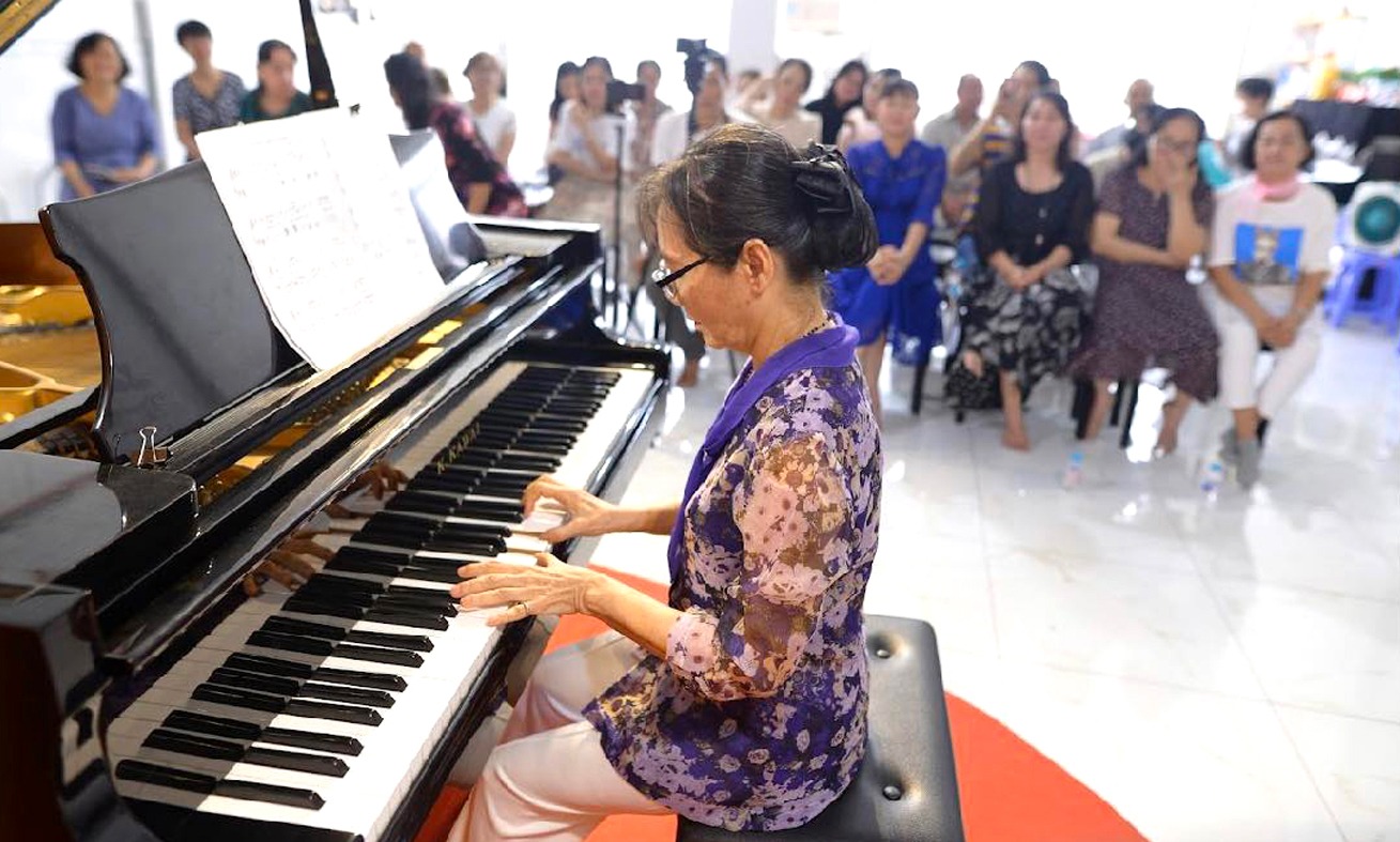 Học Piano tuổi trung niên có khó không? Có nên học không?