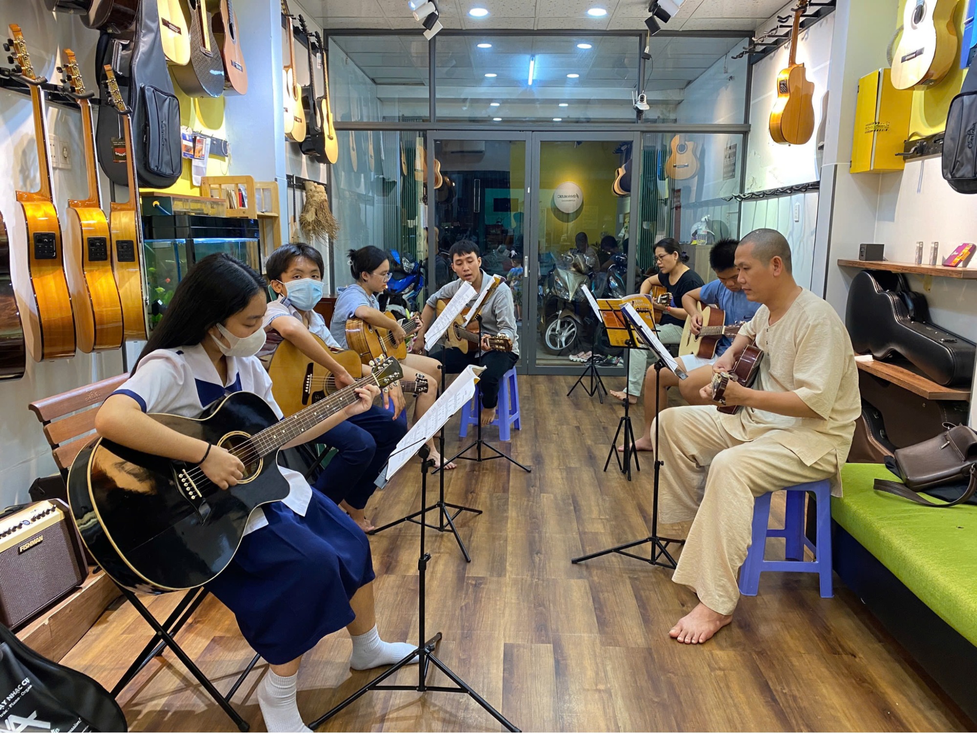 Khóa học Guitar điện theo nhóm ( 2 - 4 học viên)