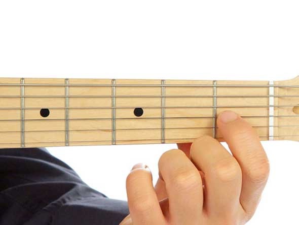 Dựng đứng các ngón tay vuông góc với cần đàn