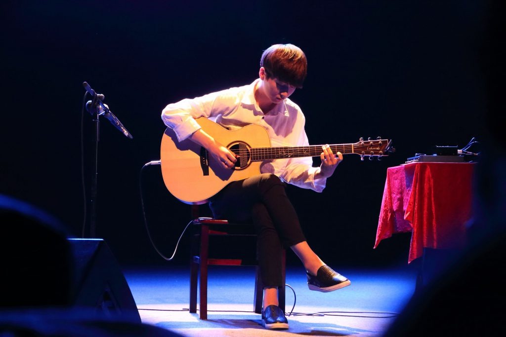 Người mới có học độc tấu đàn guitar được không?