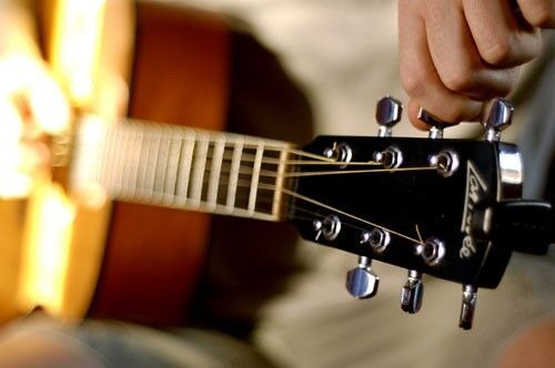Vì sao người chơi cần lên dây Guitar thường xuyên?