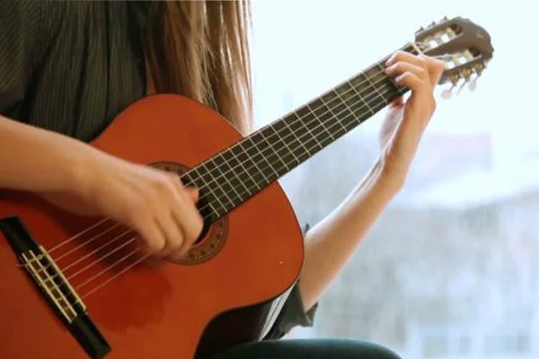 Tỉa Guitar là gì? Vì sao người mới nên học kỹ thuật này?