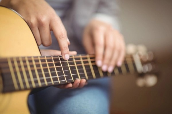 Cách chơi guitar tay trái 