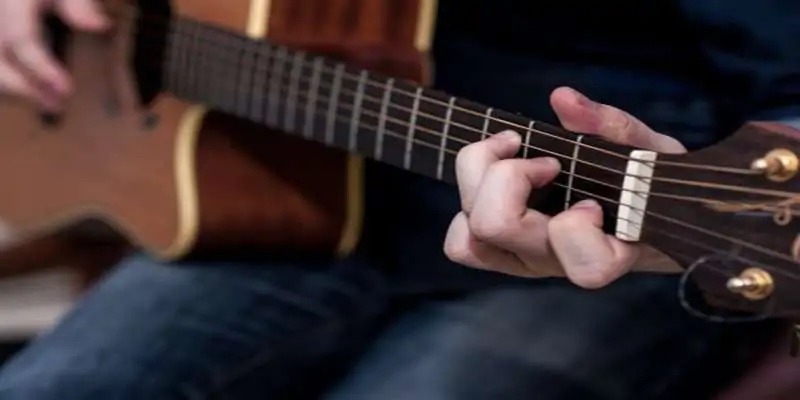 Không nên đảo dây guitar khi chơi guitar tay trái 